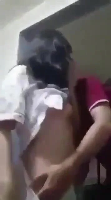 Không người lớn ở nhà ông cậu họ tranh thủ bóp lồn bú vú cháu gái 2k5 khí thế.